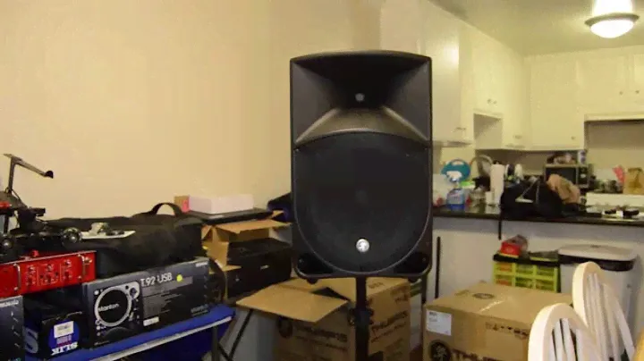 Mackie Thump15 (New 1000Watt) Unboxing and Quick Look