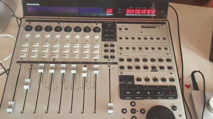 Mackie control universal pro